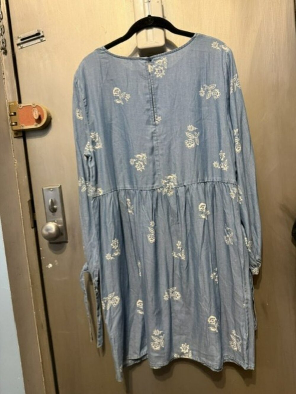 Blue chambray Old Navy white floral print shift mini dress and tie-detail sleeve - Picture 11 of 16